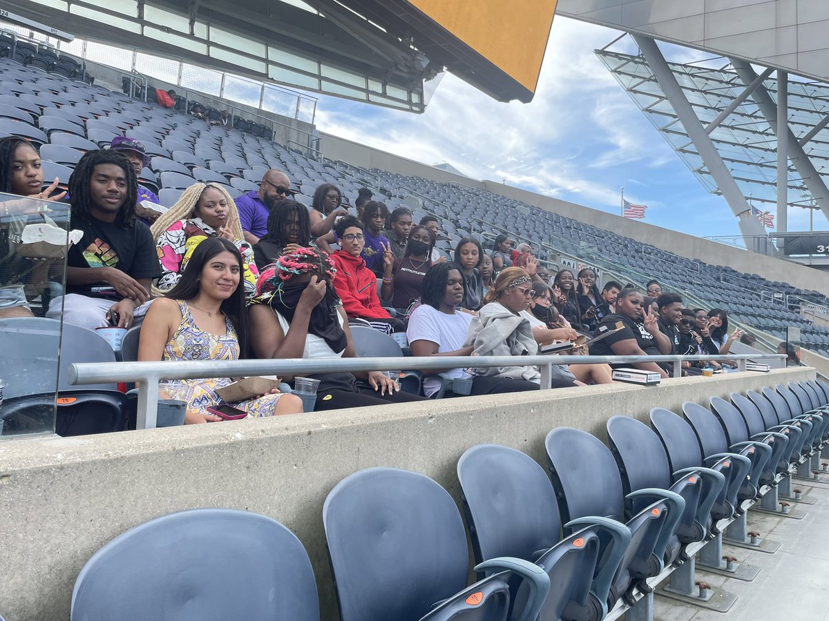 newEnglewoodST1's tweet image. From earning scholarships to enjoying Chicago Football Classic 🏈Living in the L.A.I.R 💕
 #Panthersontheprowl
#Pantherpride 
#ChicagoFootballClassic
@CPSNetwork16