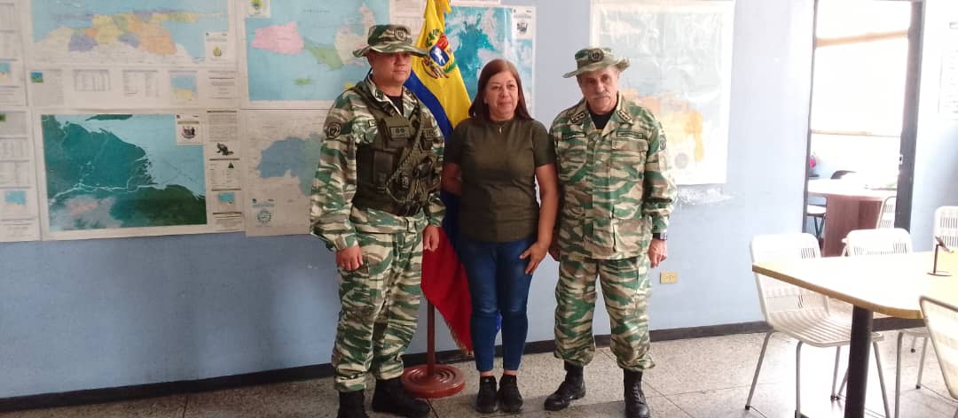 cbolivariana's tweet photo. #3Sep

"#CBST participa en ejercicio cívico- militar en defensa de la soberanía nacional".

3/10 

En el Puesto de Comando de la CBST, la Sgto Segundo Alexandra Seijas y las milicianas Wendy Oliveros, Sandra Mendoza Alexander Urbina y Alejandra Milano. https://t.co/jmzrymrYXX
