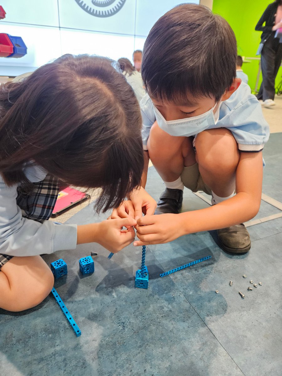 Week 2: Exciting Y2 intro to the meaning of balance! Students tried to use various tools to build balancing scales!  Students showcased creative problem solving and innovation! Stay tuned for more! <a href="/VSAHKG/">Victoria Shanghai Academy</a> <a href="/HendrickseEDU/">John Hendrickse</a> 💪 #STEMEducation #CreativeProblemSolving #Grade2Innovators