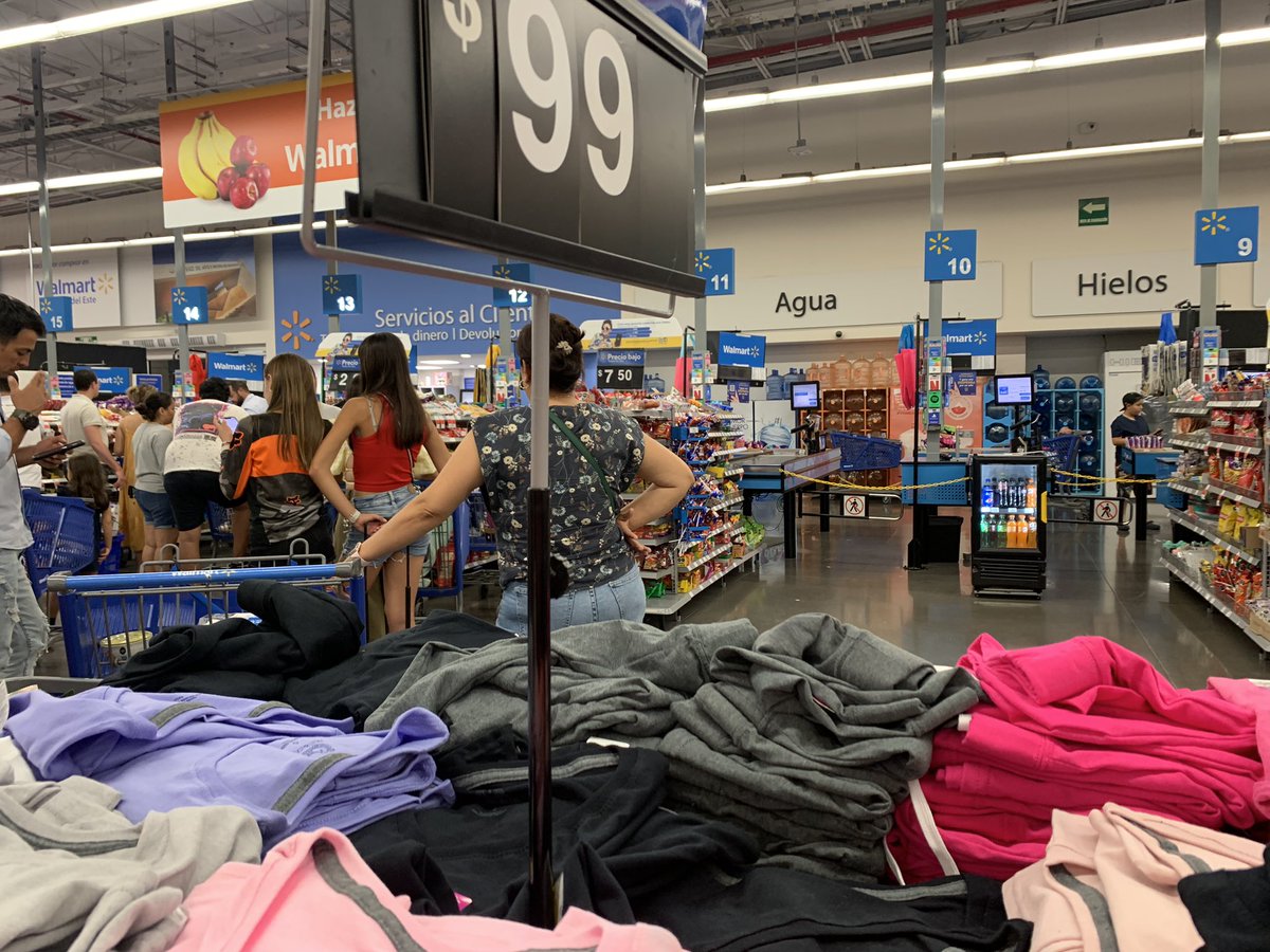 Bery665's tweet photo. @WalmartMexico domingo x la noche y solo 4 cajas abiertas! 😡😡 https://t.co/85PFaPs7EK
