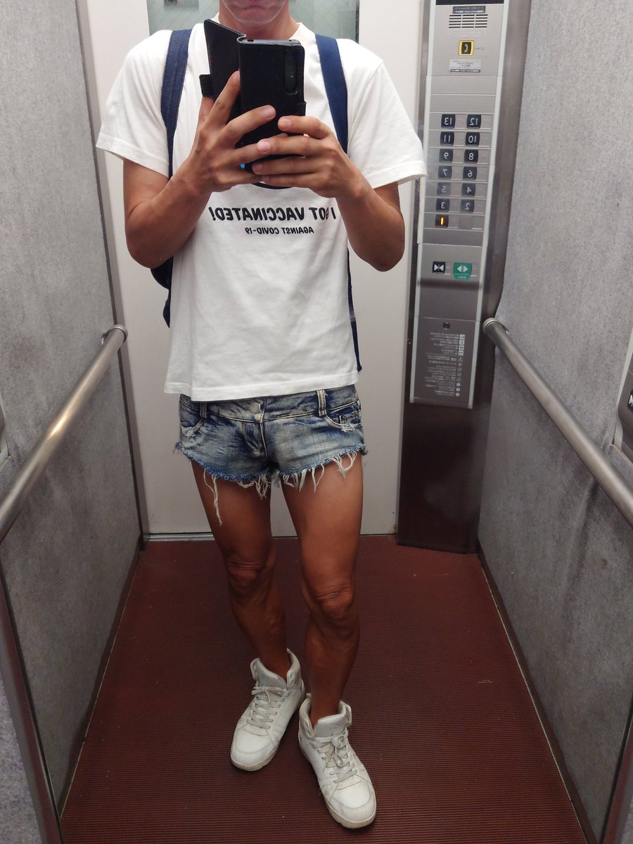 Datensi_H's tweet photo. デニムの短パンが1番すき https://t.co/t5IcrIGI1j