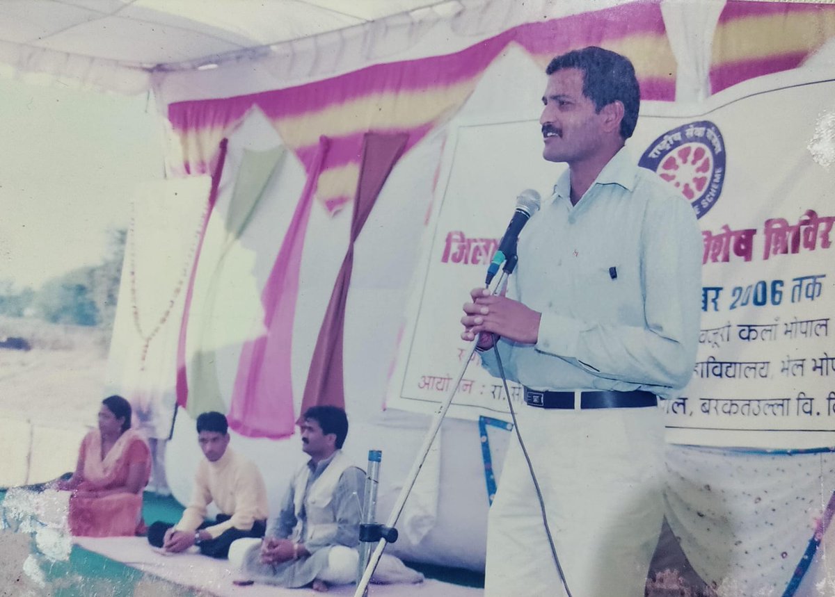 NSS एक जीवन शैली की अनवरत यात्रा है,जो स्व से नेतृत्व विकास करती है इसकी गतिविधियां गुणवान बनाती हैं। लेकिन केवल पंजीयन और सोशल मीडिया की चमक से आप भीड़ बनते हैं। अतःधरातल पर स्वैच्छिक भाव से जुडें, सक्रिय नेतृत्व करें और संस्था के महज़ विद्यार्थी नहीं बल्कि संपत्ति बने।
#JoinNSS