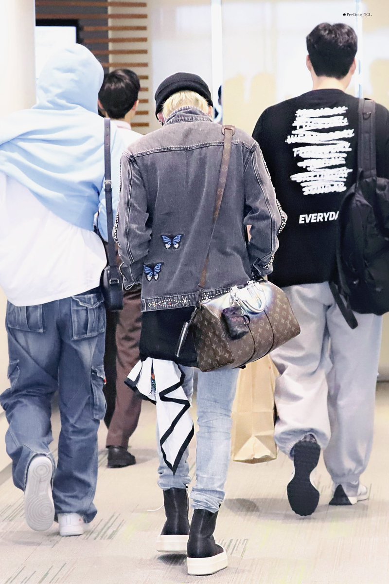 HYUNH4YI's tweet photo. hyunsuk is at fukuoka airport today and it seems like he is wearing the jacket he bought yesterday 😁

pcr. forchill421 and PreCious_7CL #최현석 https://t.co/YNc9XxczDX