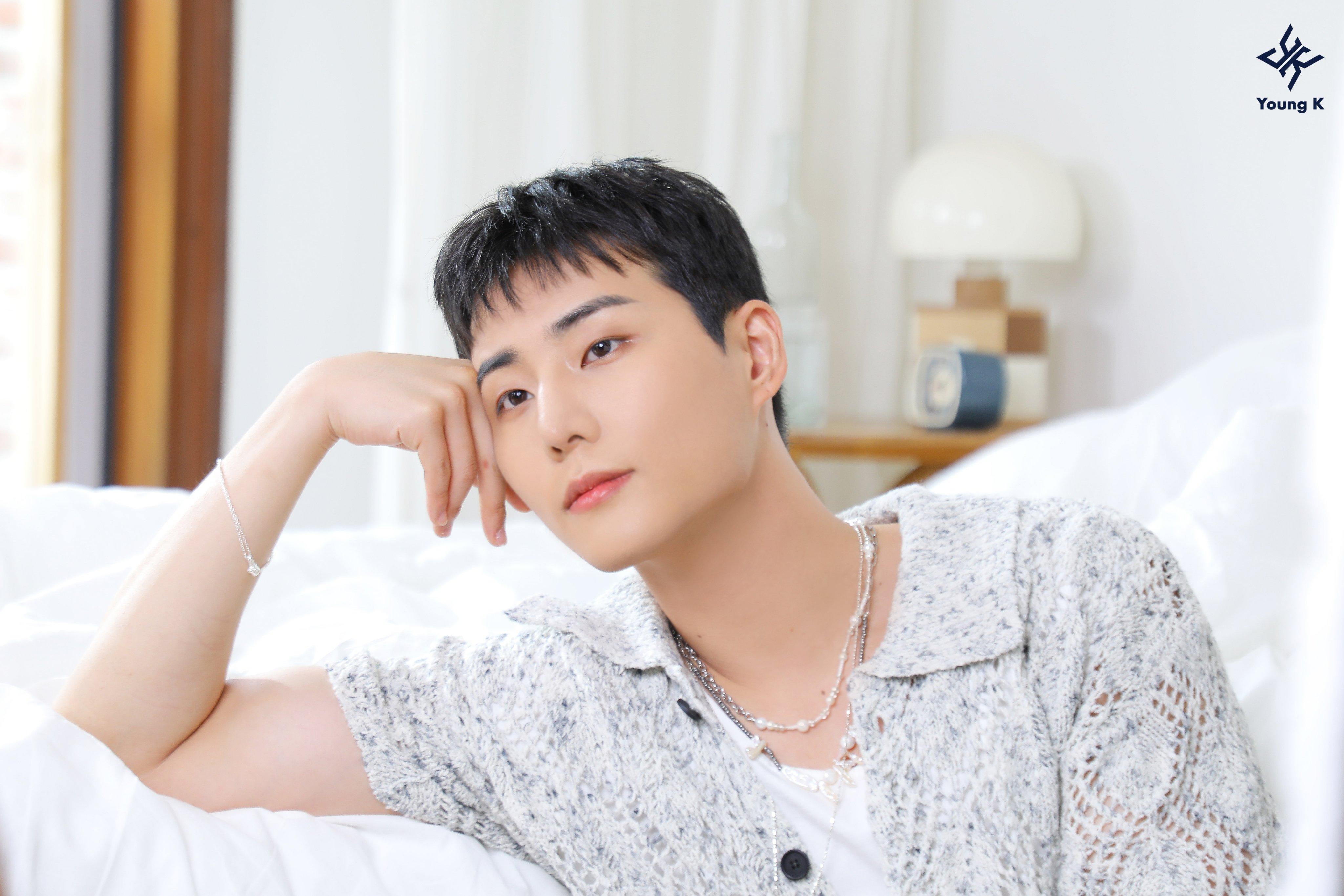 完璧わいふによる 希少!新品☆mahagrid. Tシャツ.DAY6.YoungK.영케이.白.M うれし アイドル