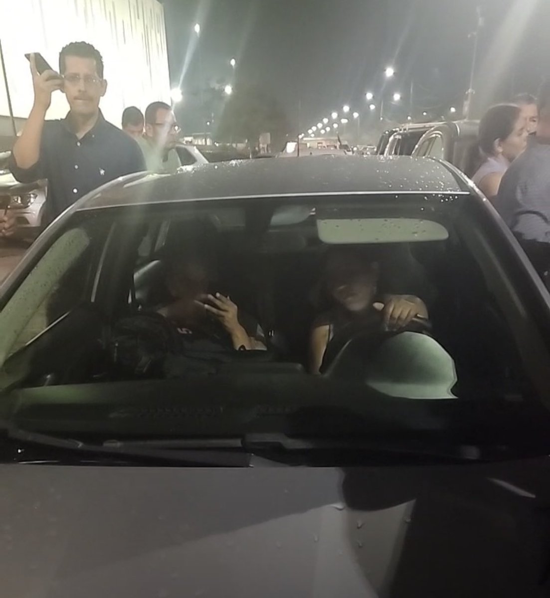 Retienen un vehículo en Tuxtla Gutiérrez, Chiapas, donde llevan urna de #encuestademorena. Denuncian que la conductora de la unidad es funcionaria de Bienestar que apoya a #Sheinbaum. Simpatizantes de #Ebrard denuncian manipulación de la paquetería #Morena