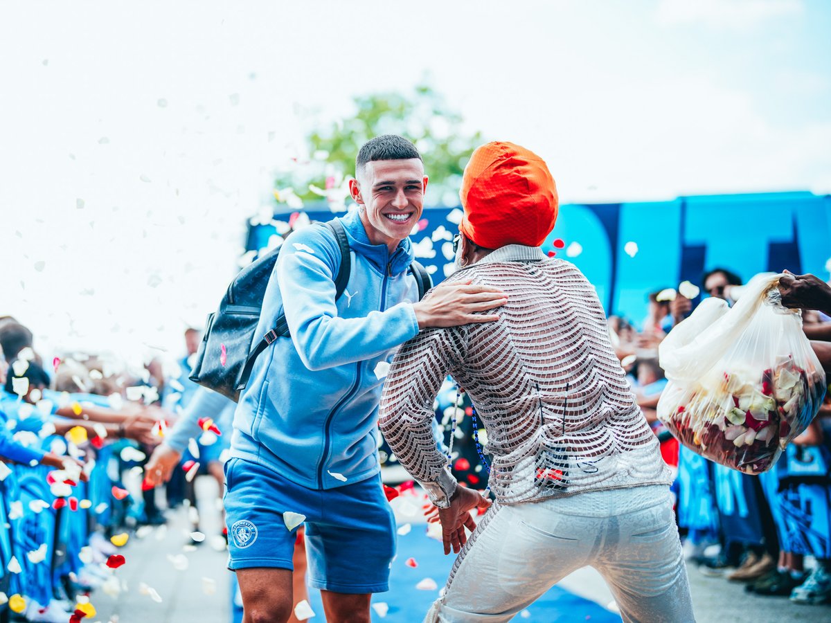 FootBall88898's tweet photo. Amazing celebrations for Bahia in Manchester! 📷 📷
#ManchesterCity  #football  #ChampionsLeague https://t.co/OU3hnu5rQM