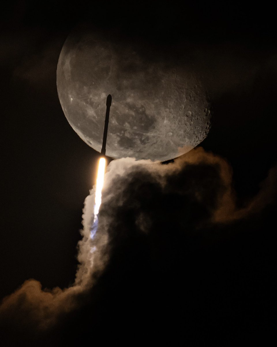 mdcainjr's tweet photo. #SpaceX launches another 22 #Starlink satellites into low Earth orbit adding to the 5000+ Starlinks already in orbit.

Stunning view from Titusville as the Falcon 9 flew in front of the moon!

📸 by me for @SpaceflightNow https://t.co/0wBMjcB9XF