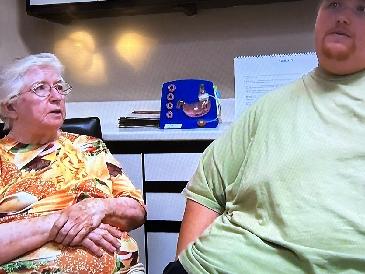 cutemochachick's tweet photo. Watching reruns of #my600lblife (when Dr. Now was a little less savage) and Jake’s mom was hella wrong for wearing this burger n fries shirt to the doc appt https://t.co/tvPpaQymRd