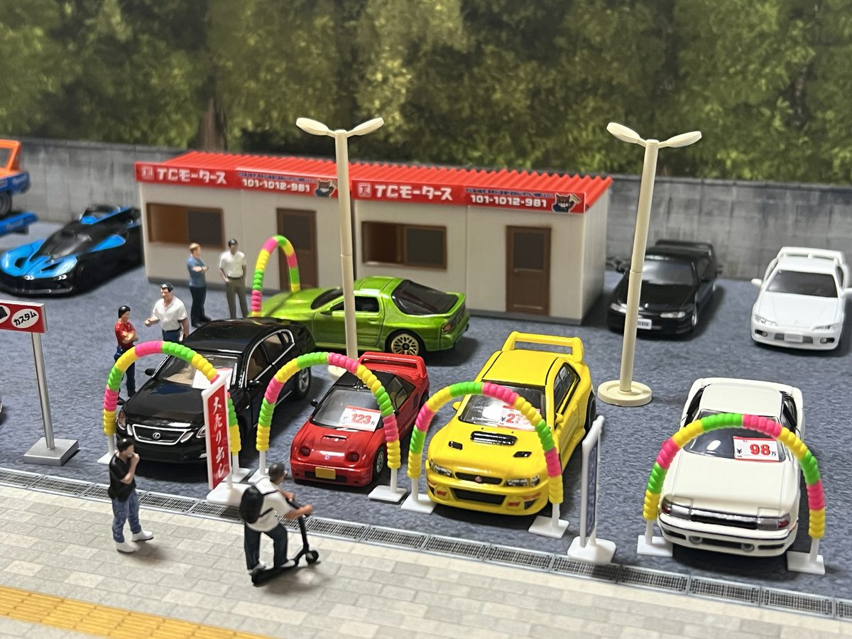 64minicar's tweet image. 1/64中古車販売店のガチャ撮影用に作ったジオラマシートです。

セブンイレブンのプリンター用のQRコードを発行しましたのでお楽しみいただけますと幸いです✨
A3サイズ２枚なので200円必要です。

#トイズキャビン
#中古車販売店
#ミニカー