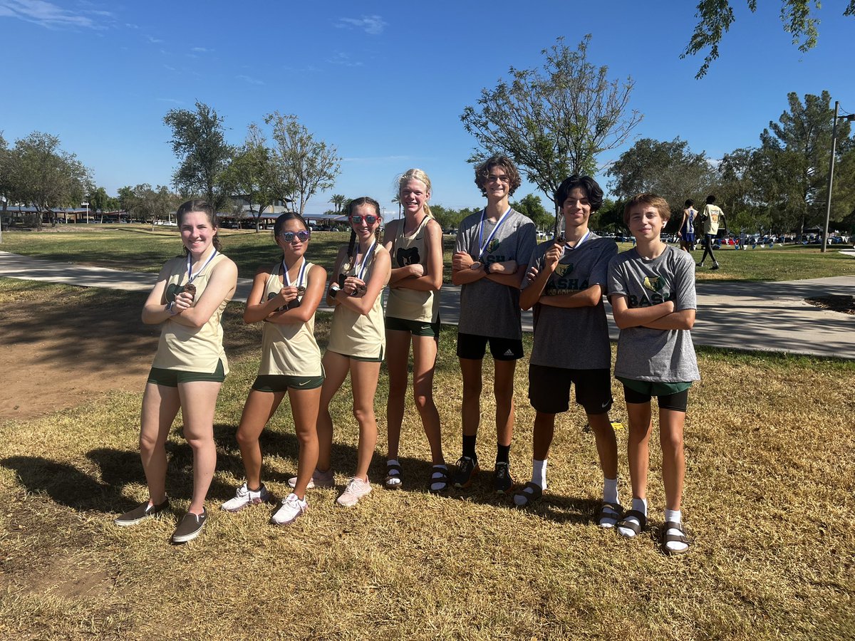 Chandler Invitational 3rd place boys team and our medalists 🐻🏃‍♀️🏃🏻‍♂️🏃🏻💨💪🏻💚💛#buildingbasha #consistencyiskey