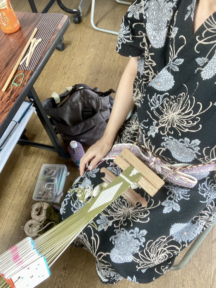 YasuKosode's tweet photo. 昨日は飯能で1日カード織りを学びました。トラジャアートテキスタイルにて(写真DR厳禁/日下部先生所蔵)貴重な資料を間近に、独学で挫折した織り方を基本から。3月に習ったトルコ模様の帯で参上。すぐ疑問に答えてくださる先生と場の恵みに深謝。
#カード織り #backstrapweaving https://t.co/gFRWqEQN7I
