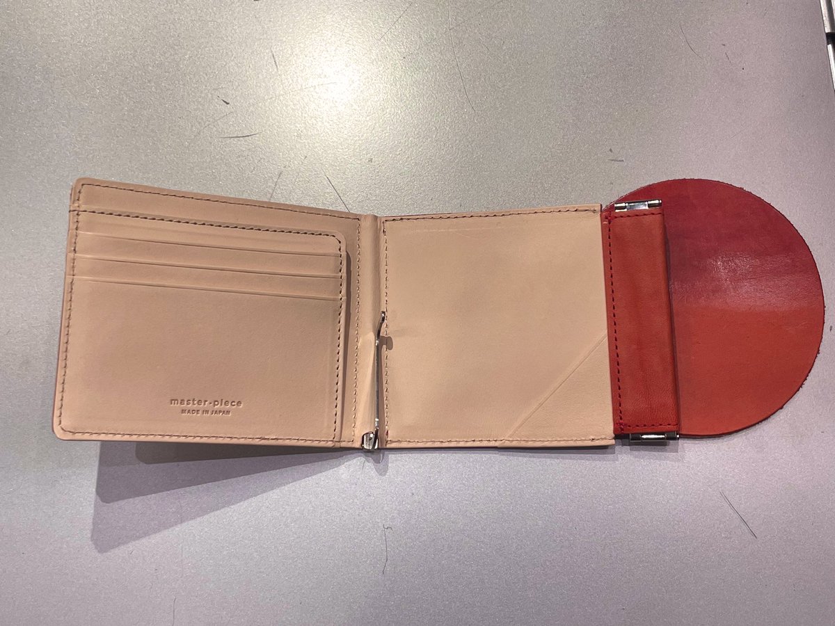 MSPC_LUCUAOSAKA's tweet photo. -2023AW NEW ARRIVAL−
【rough】

使い込むほど艶や色味に深みが増す、経年変化の楽しみやすいレザーを使用したモデル。(円形のレザーが経年変化のサンプル。)
内側のレザーはヌメ革を使っており、表側とは別の変化を味わえます。
是非店頭にてご覧下さい。

#masterpiece #lucua #osaka https://t.co/txFaqbnD2r