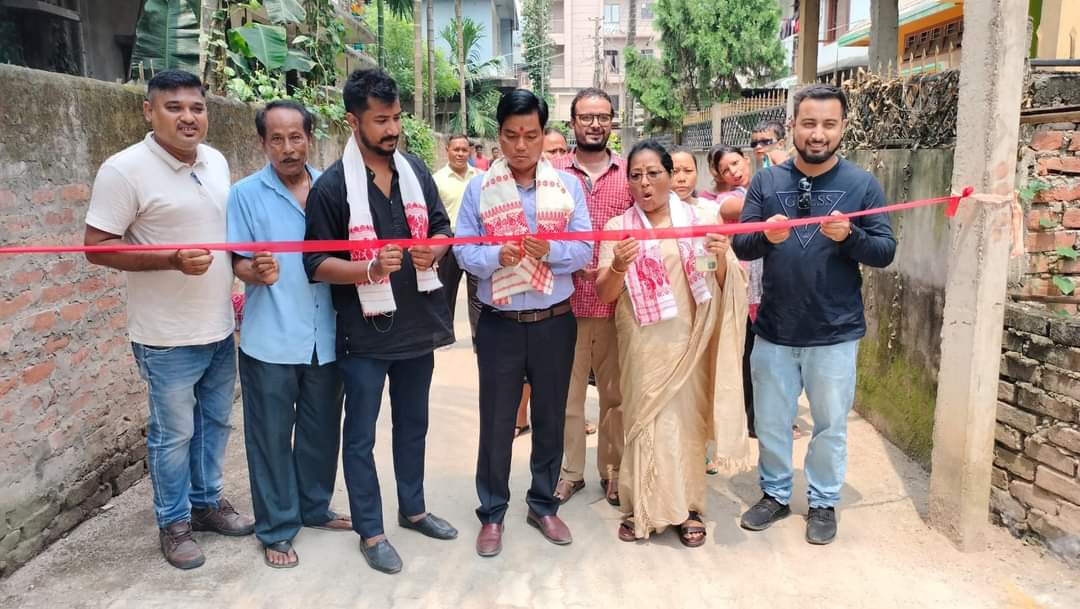 airnews_ghy's tweet photo. গুৱাহাটী মহানগৰীৰ বিভিন্ন ৱাৰ্ডৰ উপপথ সমূহ উন্নয়নৰ বাবে বিশেষ পদক্ষেপ গ্ৰহণ কৰিছে গুৱাহাটী পৌৰ নিগমে। এই উপলক্ষে  ৪১ নং ৱাৰ্ডৰ মৃগনাভী নামৰ উপপথটোৰ  শুভাৰম্ভ কৰে মেয়ৰ মৃগেন শৰণীয়াই। 
#AIRReport - Hemanta 
@gmc_guwahati https://t.co/sdqzwfxL6Z