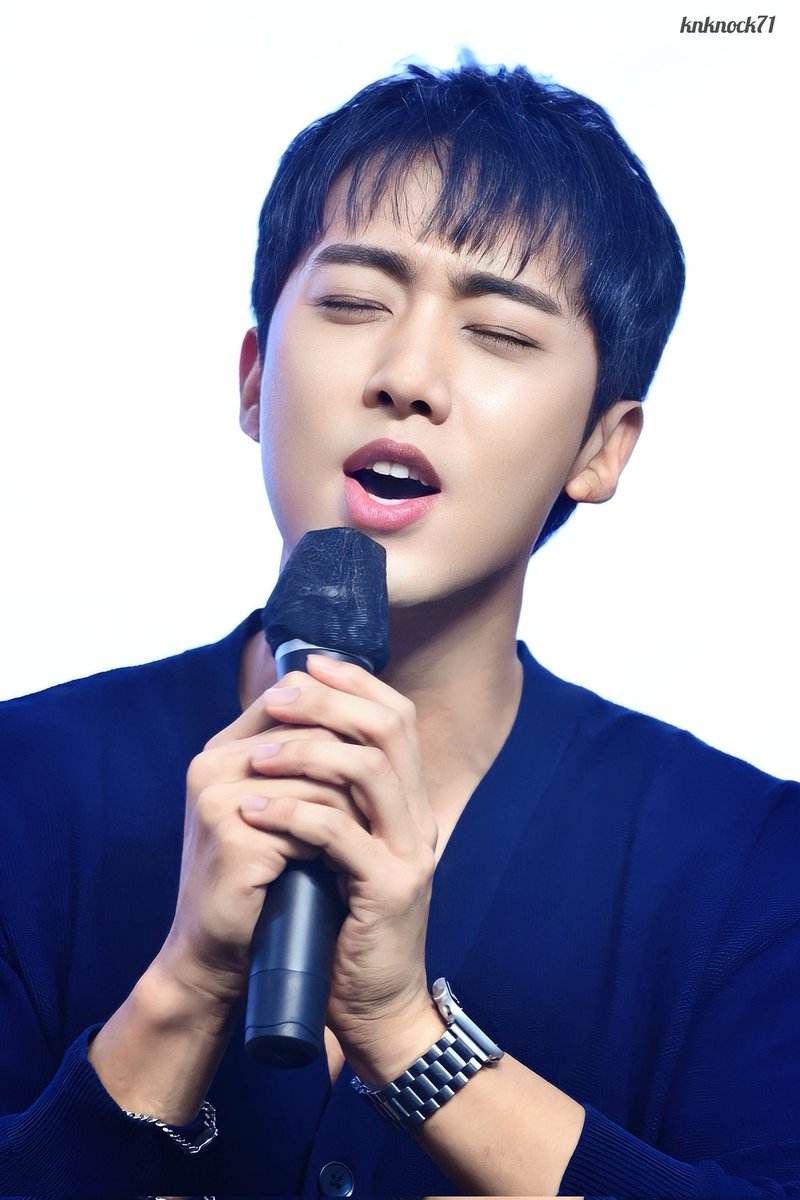knknock71's tweet photo. 230902 메이크스타 팬싸

인성이가 양손으로 마이크를 잡고 노래하는 모습이 너무 좋아🎤( ¯ᵕ¯ )♡

#인성짱짱 #정인성 #크나큰 #크나큰짱짱 #KNK @KNKOfficial220 https://t.co/wbuIFSSUp1