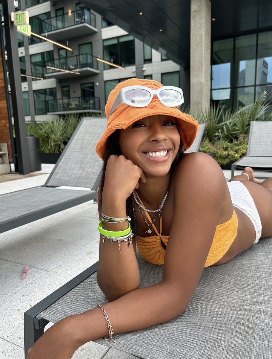 cloeymitchelll's tweet photo. a baddie in orange🧡 https://t.co/MwhqZwwPjd