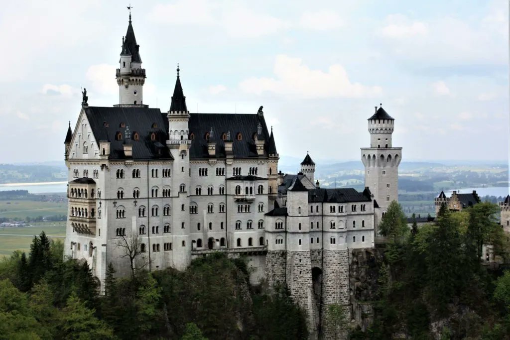 IndraniTweeets's tweet photo. Uncover the fairytale magic of #NeuschwansteinCastle in Germany! Dive into its fascinating history and discover why it's a must-visit destination for travelers. Read all about it in our blog:
https://t.co/YiY60dczTo
#GermanyTravel #FairytaleDestinations https://t.co/ikhHPmci5s