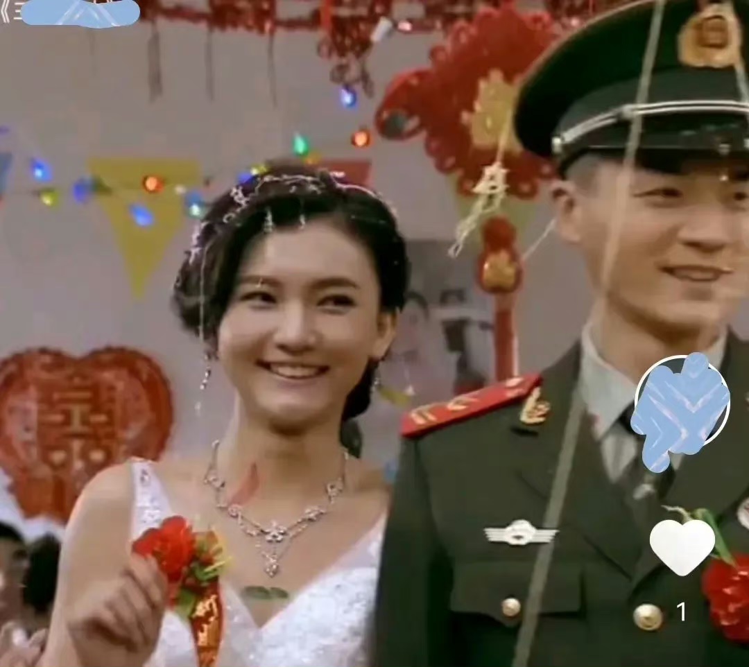 真的好幸福！
2008年汶川大地震时，一位兵哥哥救起了一个小妹妹。谁也没有想到，小姑娘长大后嫁给了自己的救命恩人，这真是一份扳不开的缘分。
从此俩人花好月圆，幸福永远！