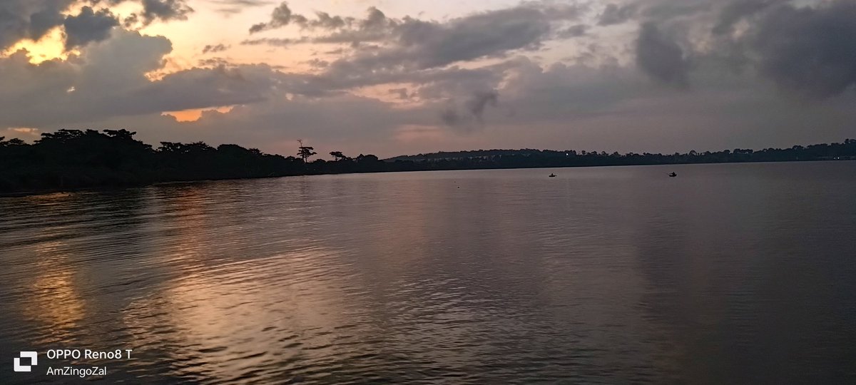 Nze_Zingo_Zal's tweet image. Chasing the sunrise through the morning mist at the lakeside, where the world awakens in a gentle dance of light and water.

The tranquil glow of lakeside lamps paints a canvas of serenity. 

#LakesideMagic #ExploreUganda #AreaCode256