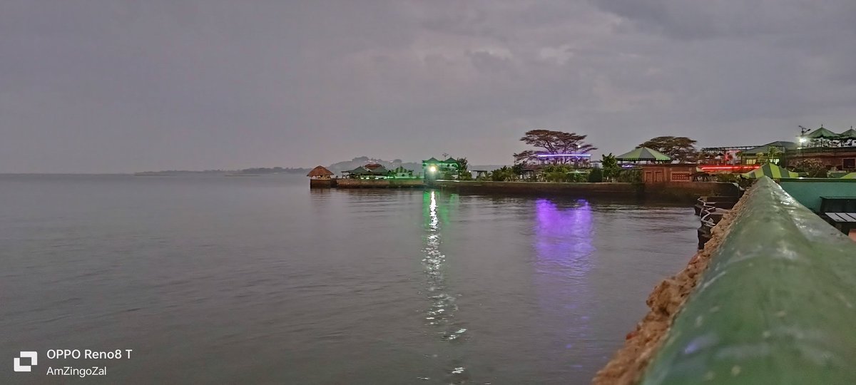 Nze_Zingo_Zal's tweet image. Chasing the sunrise through the morning mist at the lakeside, where the world awakens in a gentle dance of light and water.

The tranquil glow of lakeside lamps paints a canvas of serenity. 

#LakesideMagic #ExploreUganda #AreaCode256