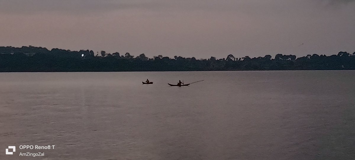 Nze_Zingo_Zal's tweet image. Chasing the sunrise through the morning mist at the lakeside, where the world awakens in a gentle dance of light and water.

The tranquil glow of lakeside lamps paints a canvas of serenity. 

#LakesideMagic #ExploreUganda #AreaCode256