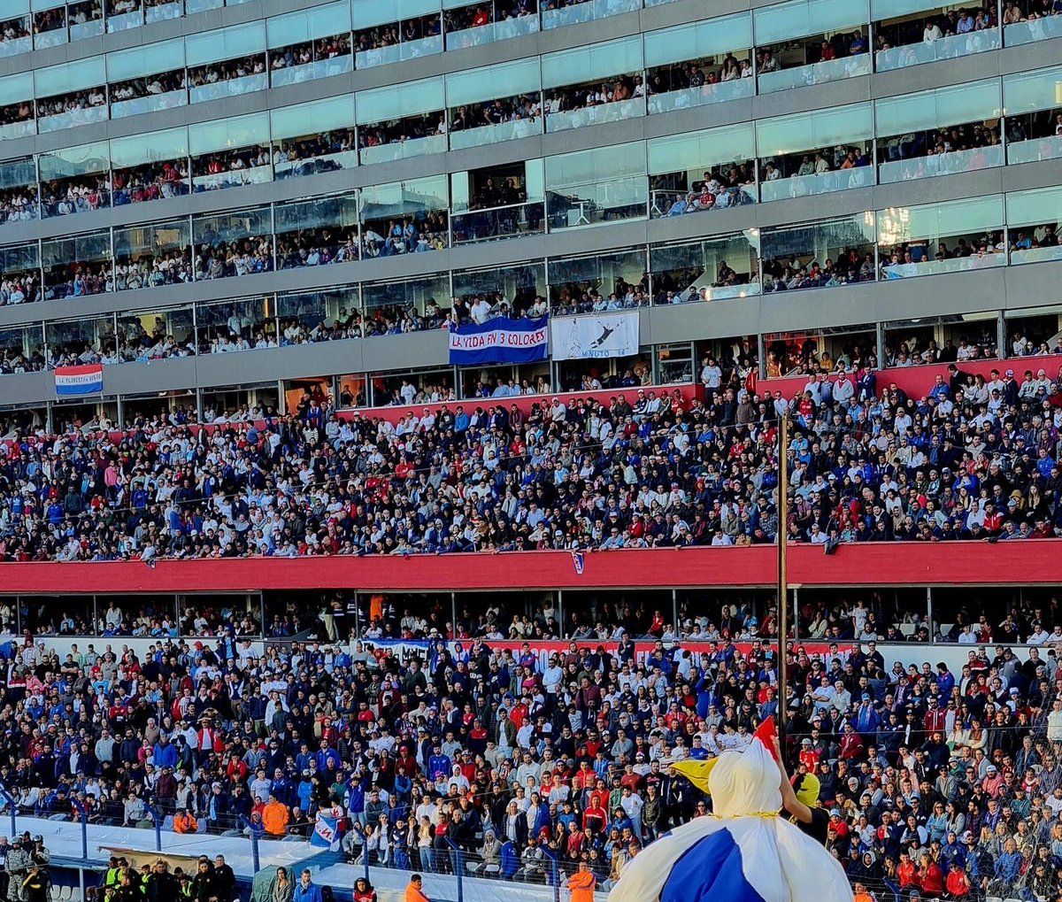 Había un tal Luis Suarez en la cancha pero todos miraban una sola cosa... 🤗
