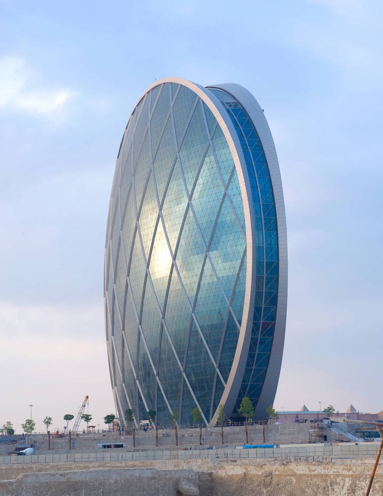 Aunicornglass's tweet photo. The Aldar Headquarters building is the first circular building of its kind in the Middle East. It is located in Al Raha, Abu Dhabi, United Arab Emirates.
The shape of this building is achieved through the use of structural diagrid, a diagonal grid of steel.#Aunicornglass #glass https://t.co/UwuWugXIIE