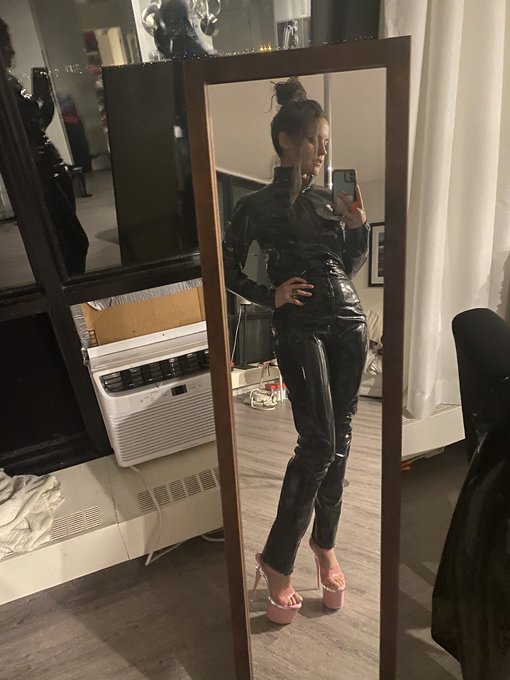 put a latex catsuit &amp; pleaser heels on and went out to play pool last night https://t.co/9yT0ko8KvR
