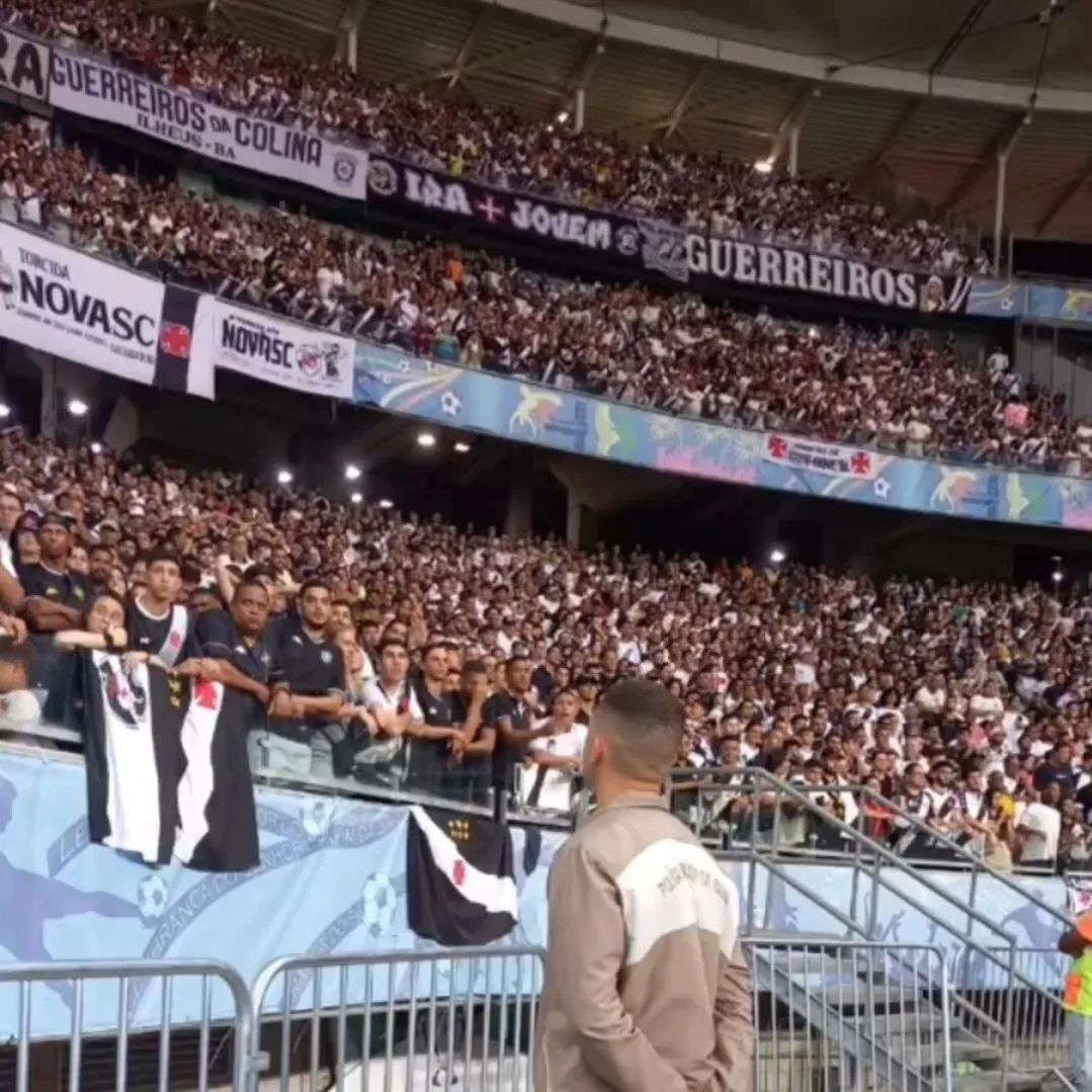 Torcida do Vasco com as organizadas; Mancha Negra + Ira Jovem + GDA + Guerreiros da Colina,  presentes no setor visitante da Arena Fonte Nova.