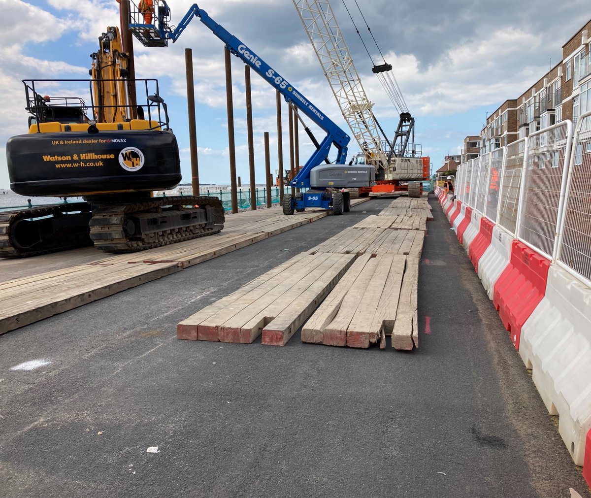 OllieHope3's tweet photo. 4/ The Engineering 
555 steel piles were driven into the ground for the promenade and wall. Engineers who initially surveyed the site described the ground conditions as like blancmange. This is shown from the different depths of the piles - these are all exactly the same length! https://t.co/XdOGotKjES
