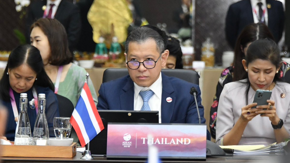 MFAThai's tweet photo. ปลัด กต. ศรัณย์ฯ ในฐานะหัวหน้าคณะผู้แทนไทย 🇹🇭 ในการประชุมรัฐมนตรีต่างประเทศอาเซียน ณ กรุงจาการ์ตา 🇮🇩 สนับสนุนการเสริมสร้างประชาคมอาเซียน การกระชับความสัมพันธ์อาเซียน-ภาคีภายนอกอย่างรอบด้าน และบทบาทอาเซียนในการแก้ไขปัญหาเมียนมาผ่านการขับเคลื่อนฉันทามติ ๕ ข้อ (๔ ก.ย. ๖๖) https://t.co/FX3C1XLz2t