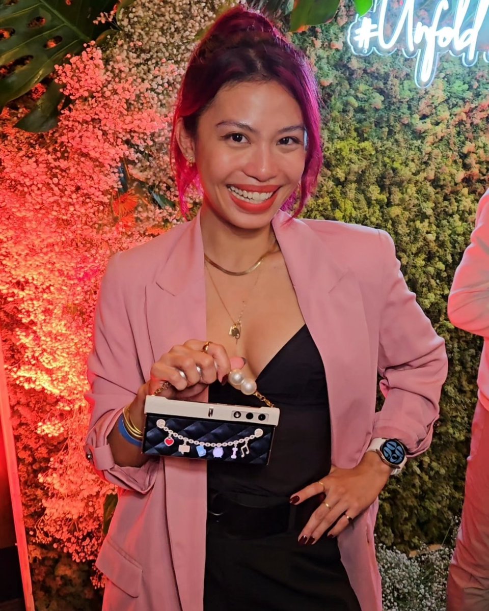 My #IFA2023 favorite is the #HonorVPurse - I mean look at this! Absolutely need it for  the next event 🤣 Video on this is coming but I couldn't  not post these pics 🤣