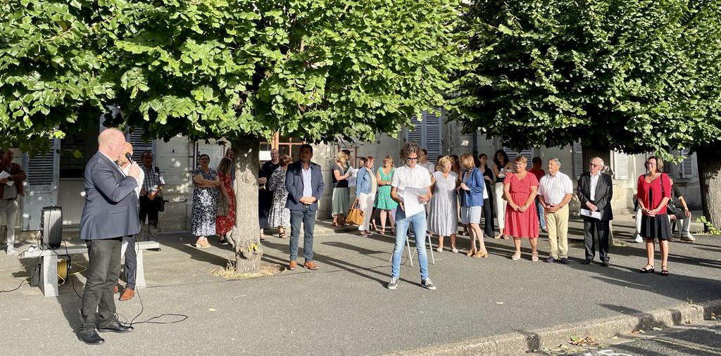 #RentréeScolaire2023 
Visite d’<a href="/AlainPichon86/">Alain Pichon</a>, H.Colin VP en charge de l’Éducation, V. Dauge, A-F. Bourat, P. Moreau et G.Pérochon, Conseillers départementaux du Châtelleraudais &amp; M. Lavrard, 1ère Adjointe de <a href="/Chatellerault86/">VilleChatellerault</a>, au collège René Descartes à #Châtellerault.