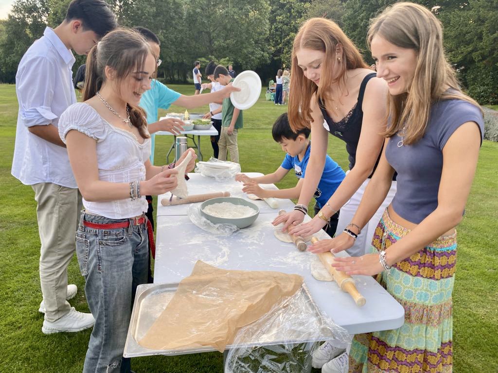 oratoryschool's tweet photo. Brilliant to host our new pupils and their families in the glorious sunshine yesterday afternoon for a welcome BBQ and presentations from the Head and key members of staff. Welcome to #TheOratoryFamily! 
#CoradCor 💛🖤 https://t.co/aZos8XyEa5