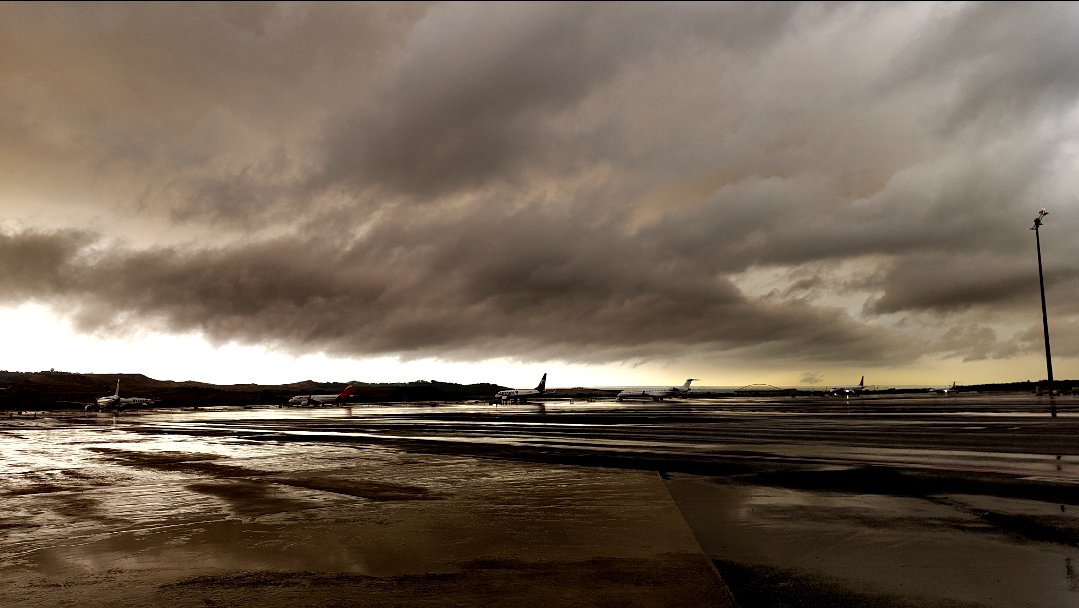 Miguel_H_D1's tweet image. Hay días mejores para volar, verdad?
#LEMD
☔⚡🌪️👨🏻‍🔧