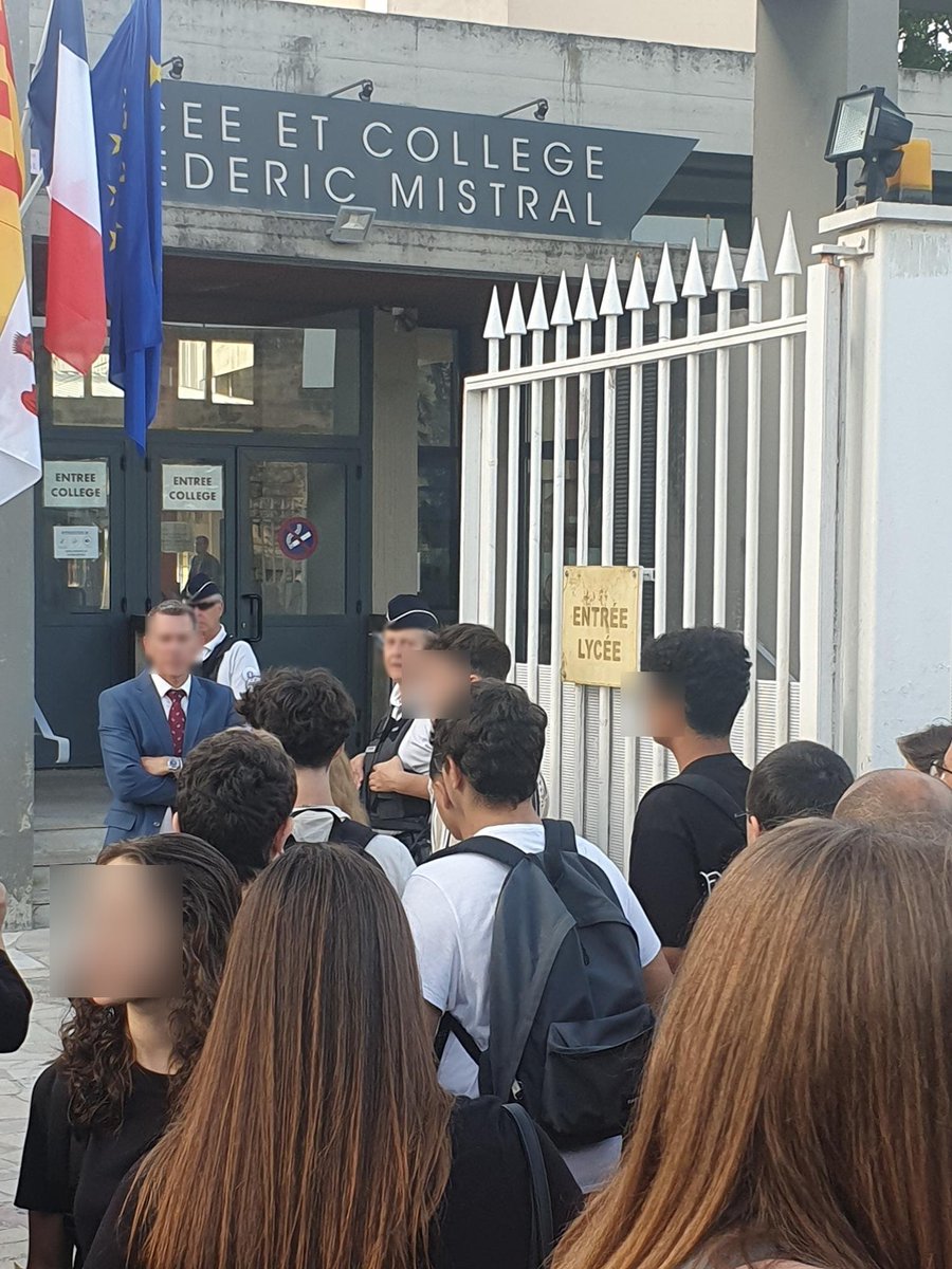 Au lycée Mistral à Avignon, la police présente devant le lycée pour s'assurer de l'interdiction des abayas. C'est ça la politique islamophobe du gouvernement : des flics qui contrôlent des jeunes filles pour ce qu'elles portent.
#rentree2023 #Abaya