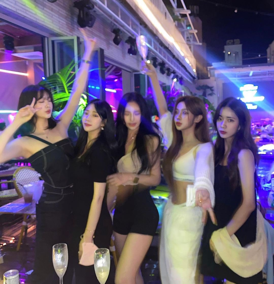 gts4_0po's tweet photo. ソウル行き尽き尽くした人におすすめしたい、最近韓国で流行りの양양(ヤンヤン)が핫플すぎる🥺
스케줄 청담の系列店、스케줄 양양は美男美女でみんなスタイルいい爆美女達ばっかり😳
店内にインスタ映えできるプールがあって週末の10時過ぎはプールパ��ティー状態でBGMも最高で盛り上がるらしい🤍 https://t.co/h6rmnt6ZeE