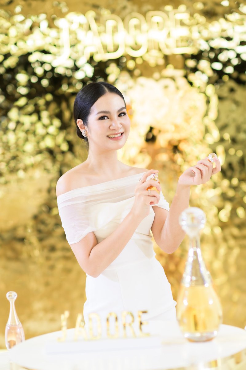 Pattypunchii's tweet photo. น้ำหอมใหม่ ✨ L’or de J’adore กลิ่นโมเดิร์นมากยิ่งขึ้น ต่อยอดตำนานความหอมหวาน หรูหรา เพิ่มความเข้มข้น กลิ่นมวลดอกไม้ หอมติดผิว
⚡️ KEY NOTES : Orange Blossom , Jasmin , Rose 

 ⚡️ งานจัด Mega Bangna
วันนี้ - 12 กันยายน 66

#JadoreDior #FlowersAreGold #DiorBeauty @DiorBeauty https://t.co/OtEjRwg7z8