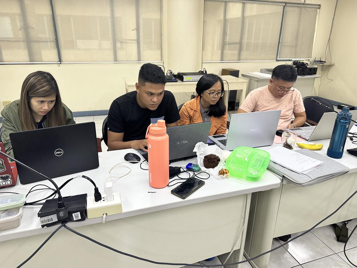 MicroOcePH's tweet photo. Small groups, big ideas!
After the initial lecture, participants break off into their respective groups to discuss their plans for their case studies that they will report at the end of the training program.
#MOLabProjectHighlights #HABsWatchProject  #HABsWatchIFCBTraining #IFCB https://t.co/U3o2gccs9f