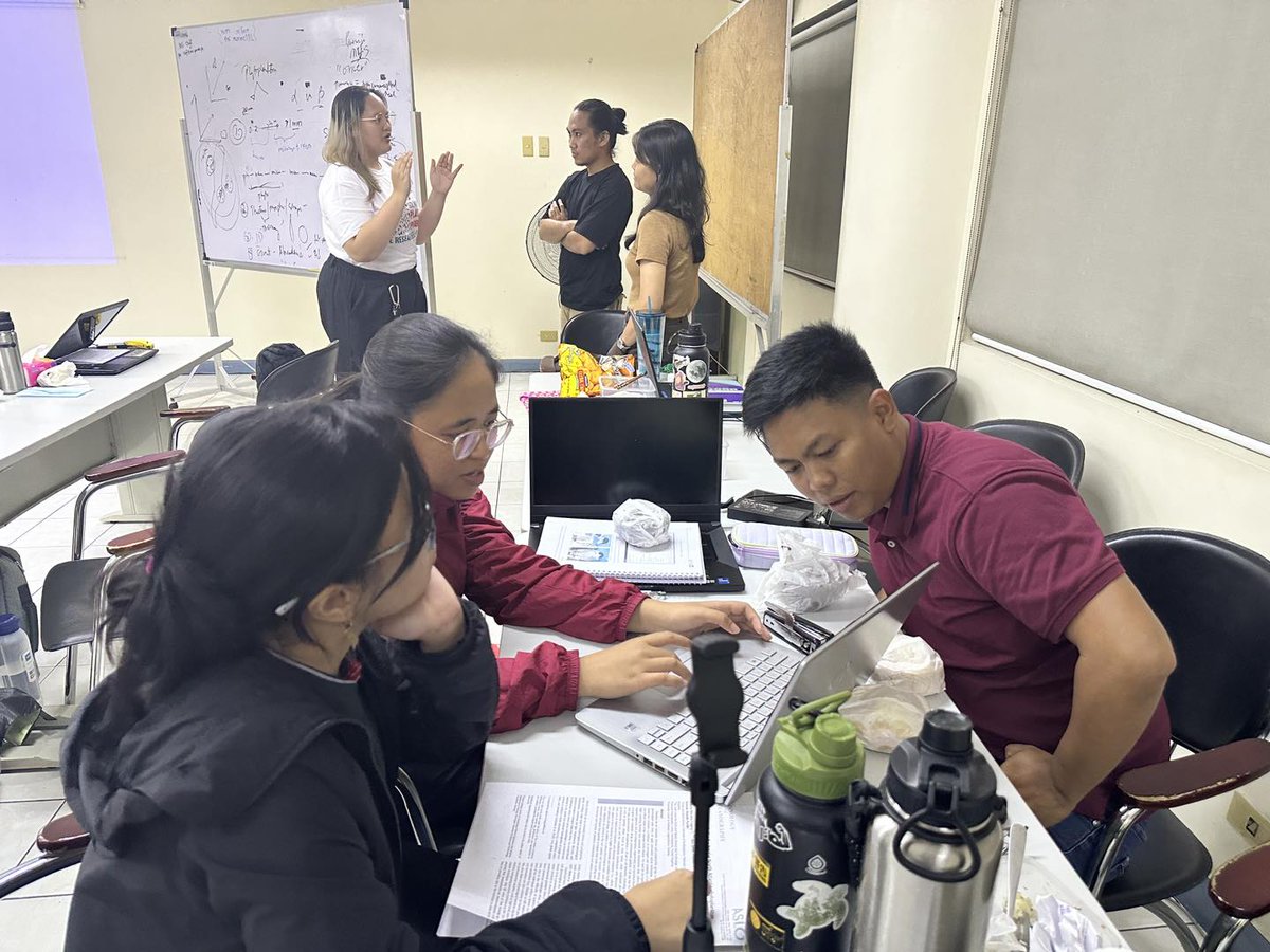MicroOcePH's tweet photo. Small groups, big ideas!
After the initial lecture, participants break off into their respective groups to discuss their plans for their case studies that they will report at the end of the training program.
#MOLabProjectHighlights #HABsWatchProject  #HABsWatchIFCBTraining #IFCB https://t.co/U3o2gccs9f