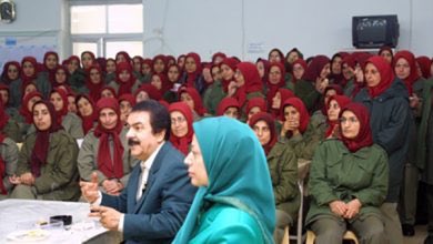 S_mmj3's tweet photo. اعضای گروهک تروریستی #مجاهدین_خلق مجبور هستند روزانه گزارش بنویسند و هر شب در نشست های عملیات جاری آن را بخوانند،
انها باید در گزارششان طرح 30 – 70 را اجرا نمایند، طبق این طرح هر عضو می بایست 30 درصد از خودش انتقاد بنویسد و 70 درصد حواسش به اعضای دیگر باشد و علیه آنان بنویسد. https://t.co/6WEiRo6enb