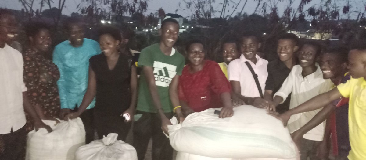 PATTHEBURUNDIAN's tweet photo. #Marangara: comme elle a l'habitude de le faire, Mme #Goreth Admicom de la commune soutenu par les commerçants et religieux, a apporté ce 2/9/2023 200Kg d'haricots et 330Kg de riz aux étudiants en @MairieBuja, ressortissants de #Marangara. @NtareHouse @BurundiGov @MininterInfosBi https://t.co/7cEKFEw3Pd