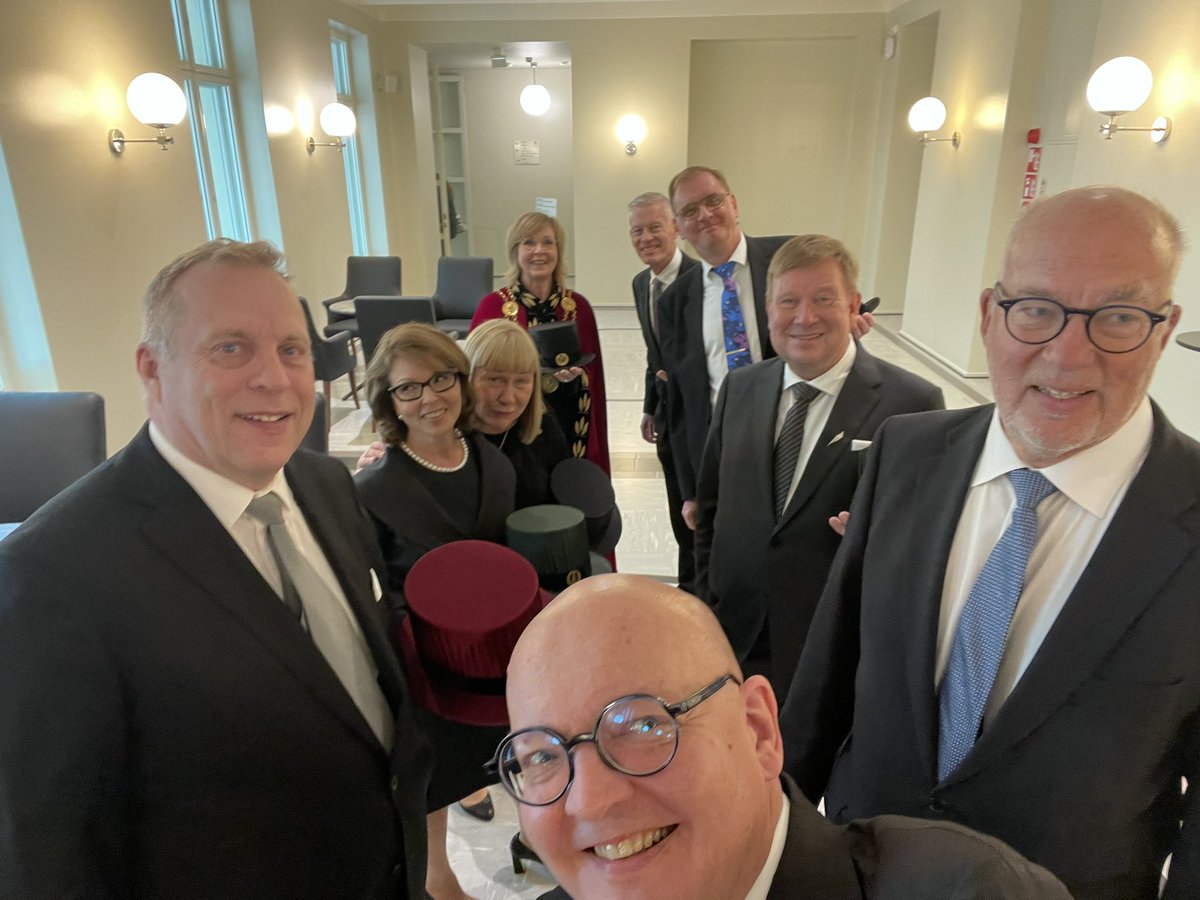 Lukuvuosi 2023-2024 on alkamassa <a href="/helsinkiuni/">University of Helsinki</a> avajaiskulkue järjestäytymässä. Pedellejä odottelemme.