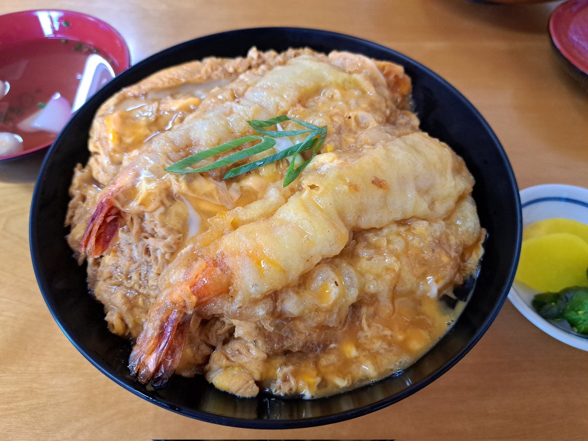 sagafoodlove's tweet photo. (店名)丸徳
(店内)座敷、テーブルありで広々
(一言)
川副にあるカツ丼店。お店のキャッチコピーは佐賀県カツ丼ナンバーワン😄濃いめの味付けカツと絶妙な卵とじのマッチングが抜群！私はえび天とカツの組み合わせの丸徳丼を頼むことが多いです😄そば、うどんのメニューも充実でおすすめ！
#佐賀グルメ https://t.co/8z5yQVBhYf