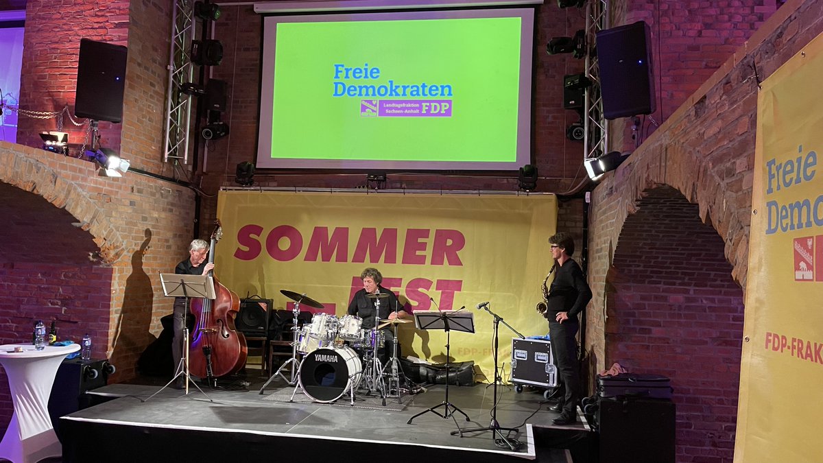 Vereinigung ehrenamtlicher Richterinnen & Richter (@dvs_versat) on Twitter photo Ein großartiger Abend beim Sommerfest in Magdeburg, dank der Einladung der <a href="/fdpfraktionlsa/">FDP-Fraktion Sachsen-Anhalt</a>! 🌞 Zusammen mit <a href="/dvs_account/">Bundesverband ehrenamtl. Richter:innen (DVS)</a> und <a href="/dvs_VERSAT/">Vereinigung ehrenamtlicher Richterinnen & Richter</a> haben wir inspirierende Gespräche mit Entscheidungsträgern geführt. Danke für die tolle Atmosphäre! 💬🤝 #Politik #Networking #RichterOhneRobe Ein großartiger Abend beim Sommerfest in Magdeburg, dank der Einladung der <a href="/fdpfraktionlsa/">FDP-Fraktion Sachsen-Anhalt</a>! 🌞 Zusammen mit <a href="/dvs_account/">Bundesverband ehrenamtl. Richter:innen (DVS)</a> und <a href="/dvs_VERSAT/">Vereinigung ehrenamtlicher Richterinnen & Richter</a> haben wir inspirierende Gespräche mit Entscheidungsträgern geführt. Danke für die tolle Atmosphäre! 💬🤝 #Politik #Networking #RichterOhneRobe