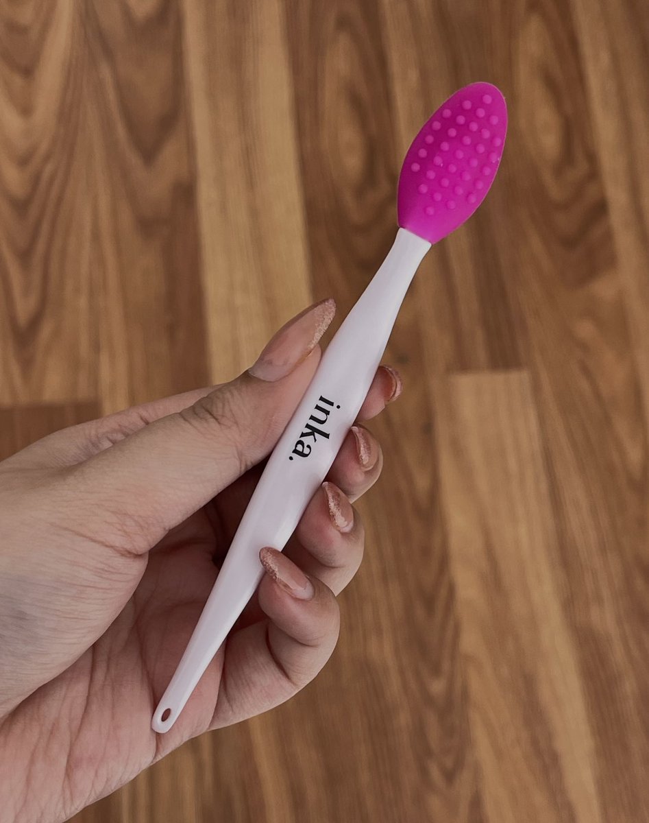orchidpoison's tweet photo. udah lama mau share ini, semenjak punya ini, jadi gapernah beli lipscrub lagi, jadi bisa menghemat uang karena gaperlu keluar uang beli lip scrub tiap bulan.

harganya cuma 15 ribu. murah banget. dipake sebelum mandi, kulit mati di bibir beneran hempas. you will thank me later https://t.co/BULas6FciH