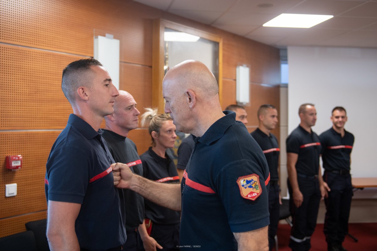 Pompiers03's tweet photo. [ #SERGENT ]
🎒 - Pour eux aussi c'est la rentrée !
🫡 - Aujourd'hui a eu lieu le lancement de la FAE chef d'agrès une équipe, à cette occasion le Colonel hors classe Philippe SANSA leur a remis le grade de sergent.
👏 - Félicitations à eux et bonne rentrée à tous ! https://t.co/Sc1yUexamh