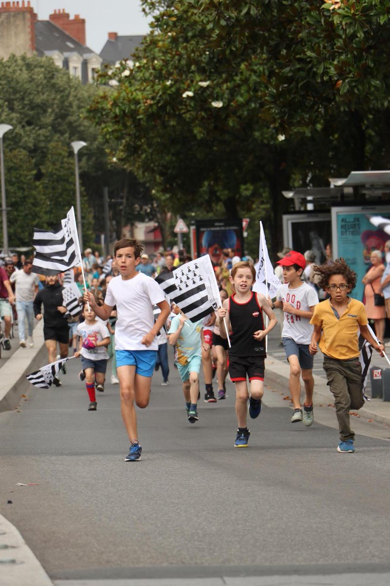 FlorianTeuff's tweet photo. A #Nantes aujourd'hui, ➕ de 5⃣0⃣0⃣ enfants font leur rentrée dans les écoles où l'on apprend le et en breton
✅ une 4⃣e école publique ouvre une filière avec succès (Leloup-Bouhier)
✅ le parcours bilingue se structure désormais dans le secondaire
Le travail politique continue ! https://t.co/wpGUwiUowj
