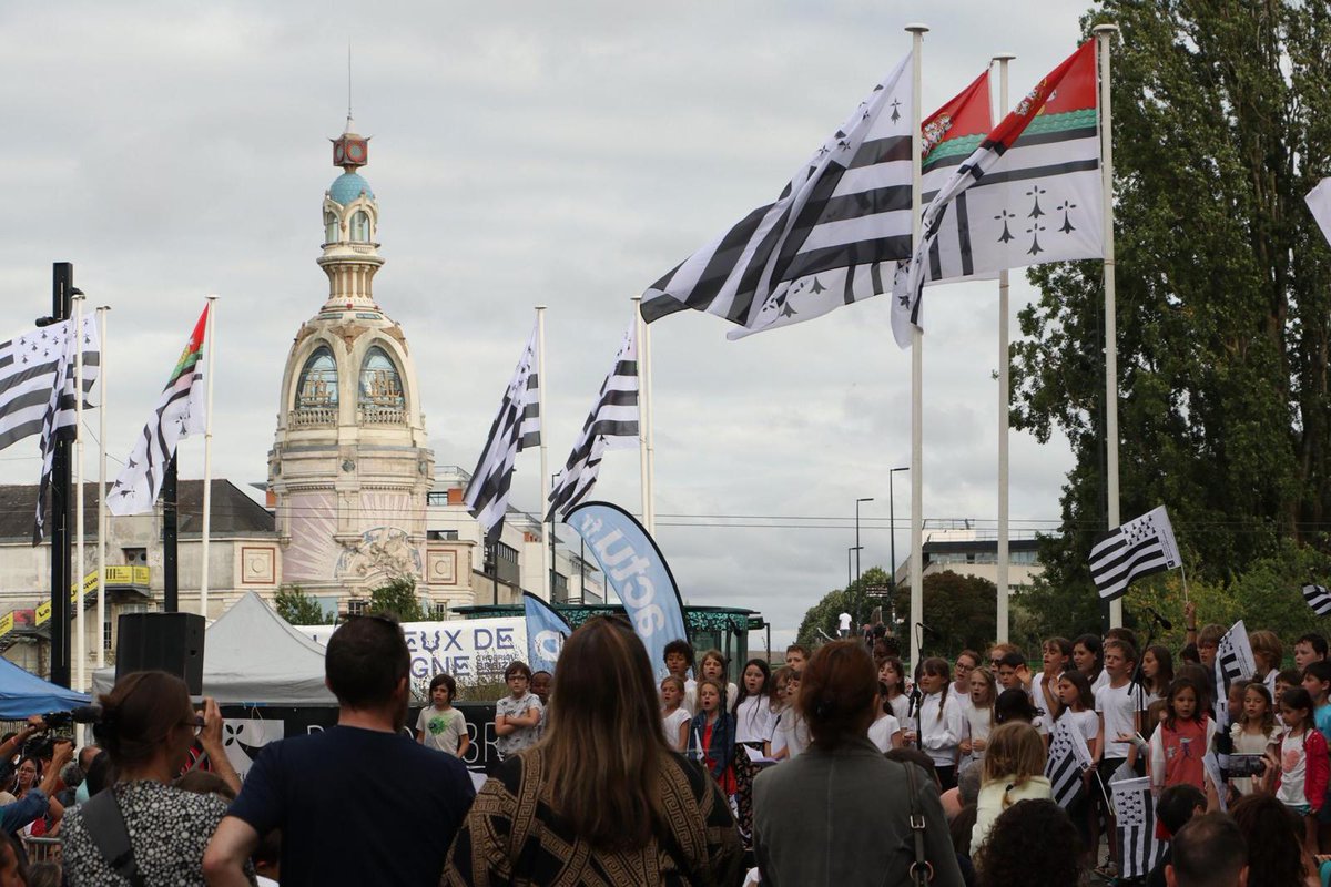 FlorianTeuff's tweet photo. A #Nantes aujourd'hui, ➕ de 5⃣0⃣0⃣ enfants font leur rentrée dans les écoles où l'on apprend le et en breton
✅ une 4⃣e école publique ouvre une filière avec succès (Leloup-Bouhier)
✅ le parcours bilingue se structure désormais dans le secondaire
Le travail politique continue ! https://t.co/wpGUwiUowj