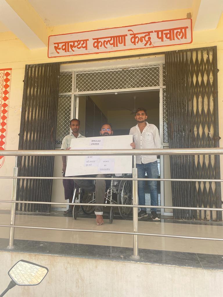 RPEA_U's tweet photo. टोंक जिले के हमारे उनियारा ब्लॉक में कार्यरत एक मात्र #फार्मासिस्ट कमल नागर जी जो की दिव्यांग है, आज से उन्होंने  फार्मासिस्ट की 7 सूत्रीय मांगो के लिए अपनी PHC पर ही गेट मीटिंग करके धरना प्रदर्शन करना शुरू कर दिया, ये मार्मिक कविता सुन के शायद सरकार जाग जाए🙏
@pantlp 
@8PMnoCM https://t.co/WcWVh4gI6S