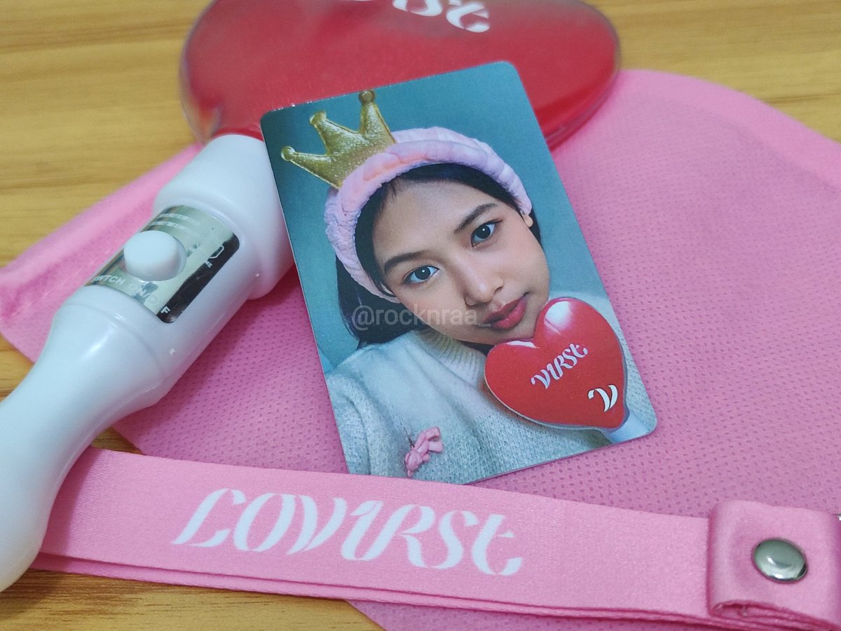 rocknraa_'s tweet photo. Bayanganmu ada dimana-mana, temani senyumku ✨
#V1RST #RaraV1RST #CheerStick https://t.co/ofFPdrxcCl
